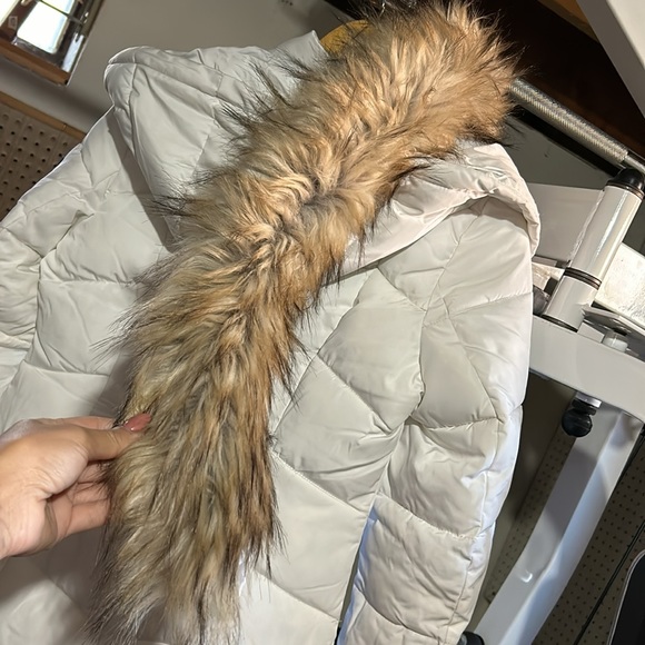 white calvin klein long puffer coat size small, with detachable faux fur hood - Picture 11 of 13
